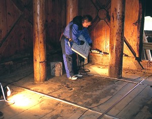 Jørgen H. Jensenius måler opp Borgund stavkirke